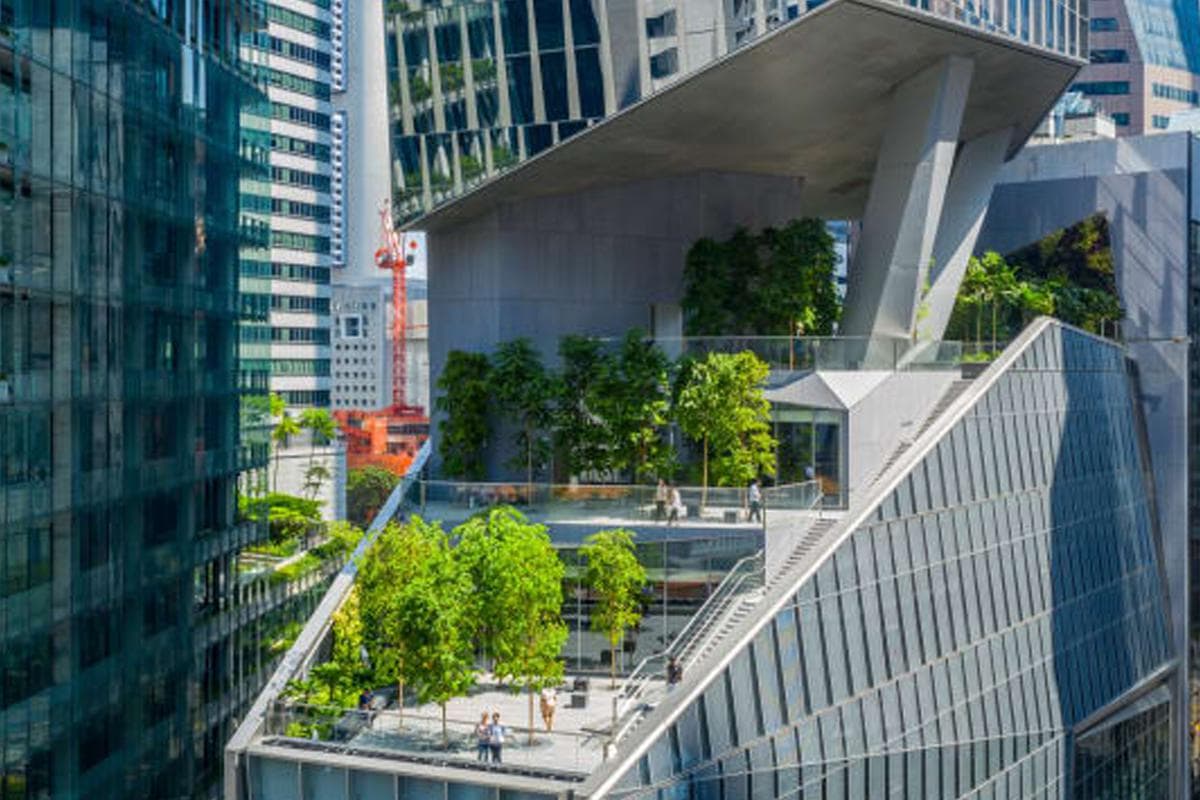 Edificio moderno con áreas verdes y elementos sostenibles, representando una administración eficiente y sostenible